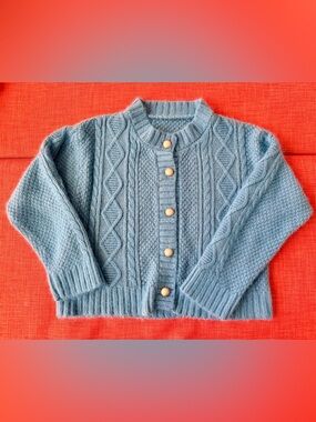 Women‘s Chunky Blue Cable Knit Cardigan